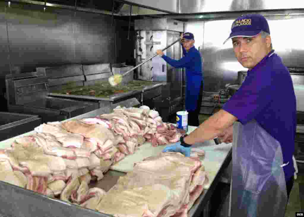 Preparando Chicharrones, as&iacute; comienza el mito del Palacio de los Jugos.