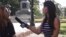 La periodista independiente Iliana Henández (derecha) realiza una entrevista para el proyecto Lente Cubano. 