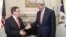  El secretario de Estado estadounidense John Kerry (d) saluda al canciller cubano, Bruno Rodríguez (i) durante su encuentro en el Departamento de Estado en Washington, Estados Unidos hoy 20 de julio de 2015 .