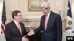 El secretario de Estado estadounidense John Kerry saluda al canciller cubano Bruno Rodríguez (d-i), en el Departamento de Estado en Washington (20 de julio, 2015).