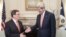 El secretario de Estado estadounidense John Kerry saluda al canciller cubano Bruno Rodríguez (d-i), en el Departamento de Estado en Washington (20 de julio, 2015).