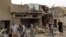 Iraquíes permanecen afuera de ataque bomba hoy, miércoles 15 de mayo de 2013, en Kirkuk, norte de Irak 
