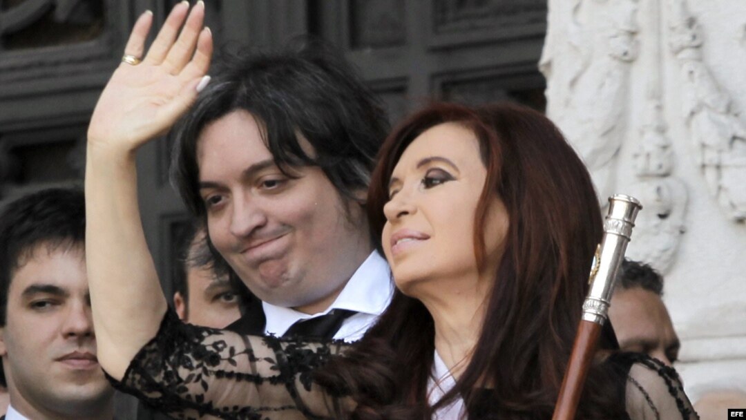 La presidenta argentina Cristina Fernández de Kirchner junto a su hijo Máximo.
