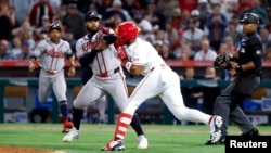 El cubano Jorge Soler (derecha) y el dominicano Reinaldo López (izquierda) recibieron siete partidos de suspensión.