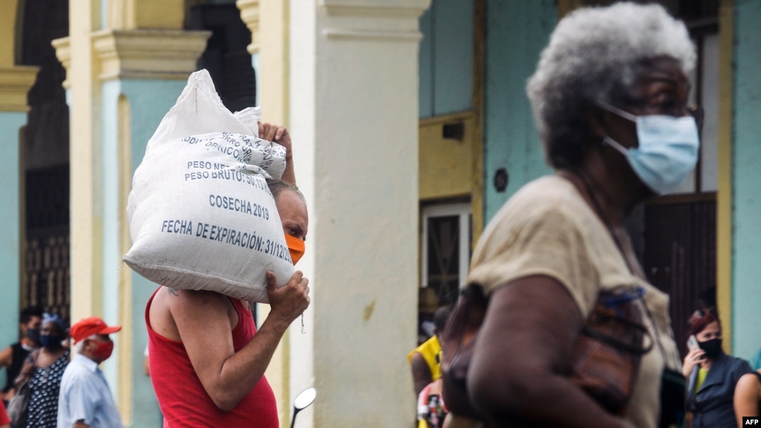 Una cola frente a una tienda en La Habana, en medio de las medidas de control para frenar la propagación del COVID-19.