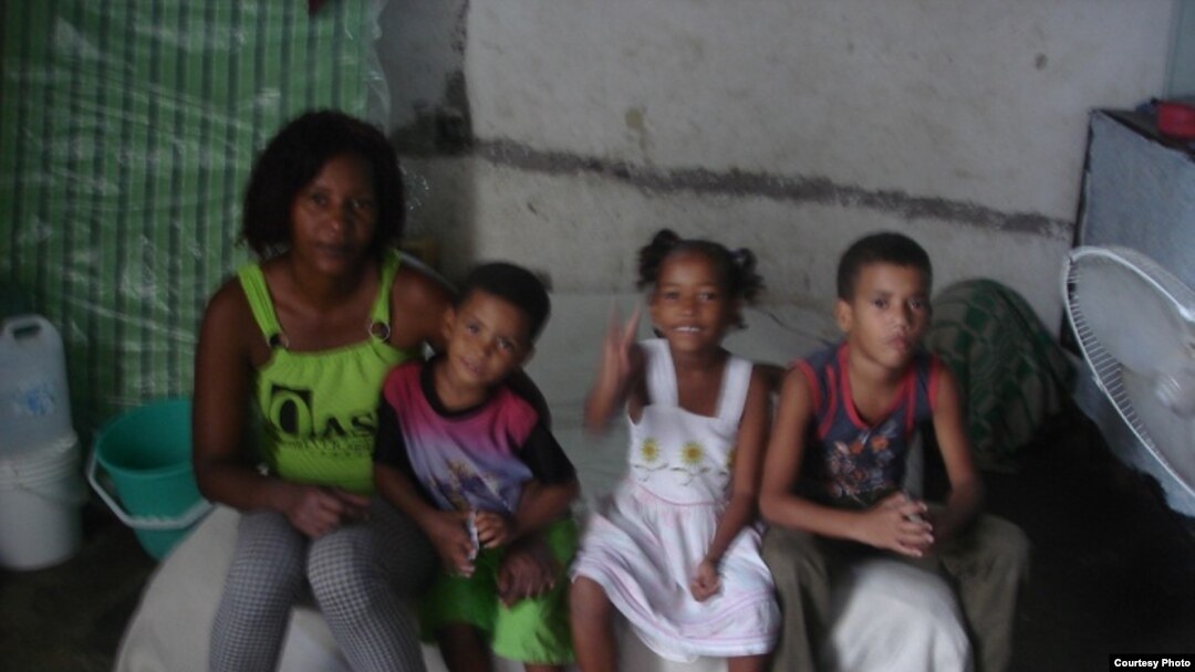Melkis Faure Hechavarría con sus hijos, Dama de Blanco que protestó en las calles de La Habana.
