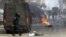 Un policía egipcio mira a manifestantes en El Cairo