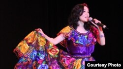 Pu Jie con vestido mexicano. 