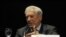 El escritor peruano Mario Vargas Llosa habla durante la disertación "Cultura y Democracia en el mundo actual"  en Rosario (Argentina).