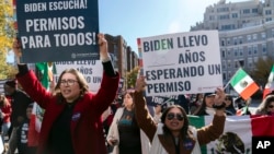 Inmigrantes en una manifestación en Washington, DC, el 14 de noviembre de 2023. (AP Photo/Jose Luis Magana).