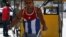 Un bicitaxista usa una camiseta con la bandera cubana por una calle de La Habana. 