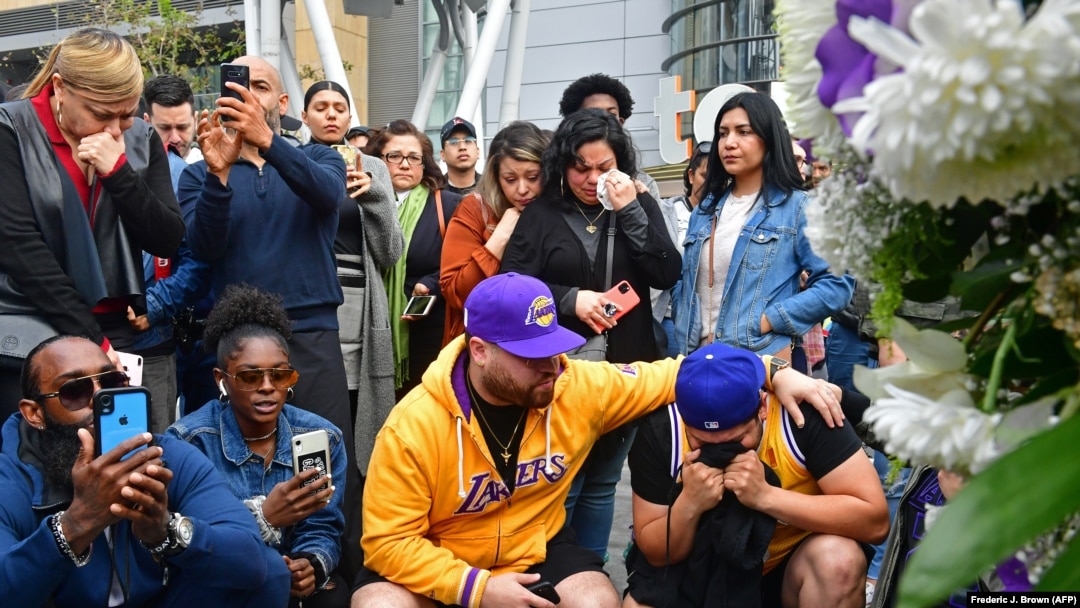 Un memorial en homenaje a Kobe Bryant, en Los Angeles. (Frederic J. Brown/AFP)