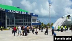 La llegada de los primeros turistas canadienses a Cuba desde marzo, en una foto publicada por el Ministerio de Turismo de Cuba (MINTUR) en su cuenta de Twitter.