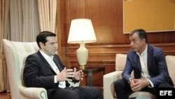 El primer ministro de Grecia Alexis Tsipras (i) habla con el líder del partido Potami Stavros Theodorakis en el Salón Máximo en Atenas (Grecia). El Mecanismo Europeo de Estabilidad (ESM) recibió hoy la petición de Grecia para un nuevo programa de prestamos.
