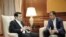 El primer ministro de Grecia Alexis Tsipras (i) habla con el líder del partido Potami Stavros Theodorakis en el Salón Máximo en Atenas (Grecia). El Mecanismo Europeo de Estabilidad (ESM) recibió hoy la petición de Grecia para un nuevo programa de prestamos.