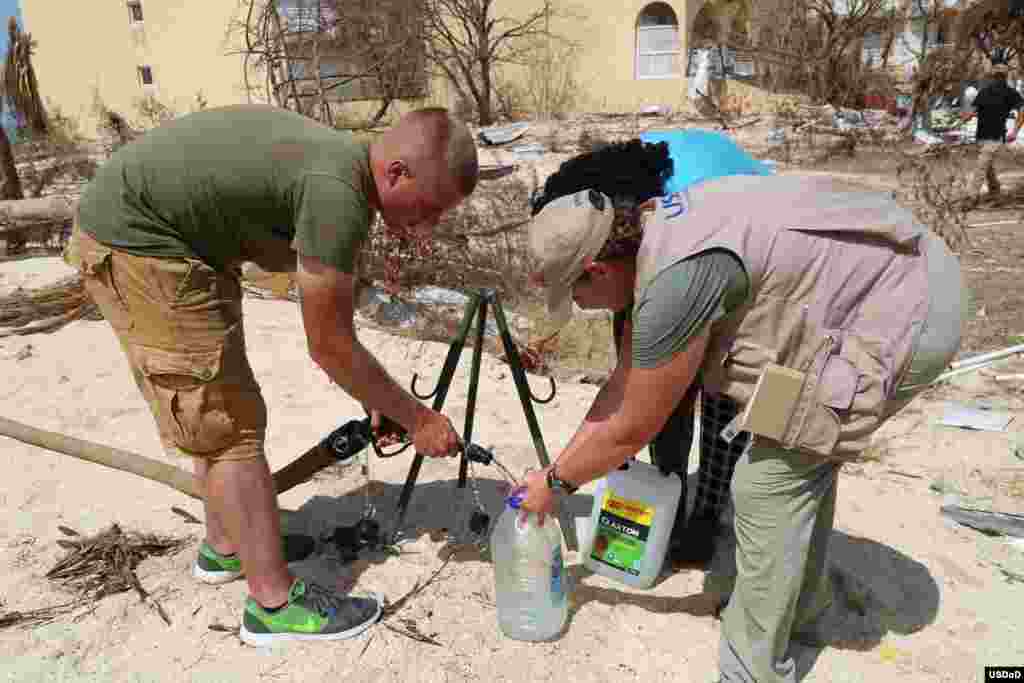 Agua para los damnificados en el Caribe por el paso de Irma