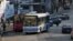 Fotografía de archivo. Vista de autobuses y automóviles en una calle de La Habana (Cuba). 