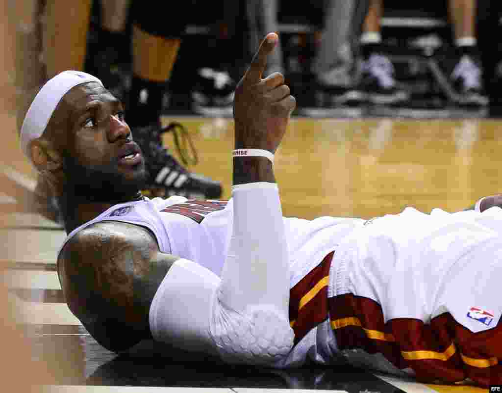 LeBron James cae durante el partido definitivo ante Spurs por la serie final de la NBA en el American Airlines de Miami, Florida (EE.UU.). 