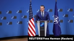 El secretario de Defensa de EEUU, Pete Hegseth, ofrece una conferencia de prensa en la sede de la Alianza en Bruselas, Bélgica, el 13 de febrero de 2025. REUTERS/Yves Herman