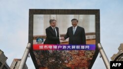 La televisión en Beijing muestra la reunión del 19 de junio de 2023 del secretario de Estado, Antony Blinken, con el presidente chino, Xi Jinping (GREG BAKER/AFP).