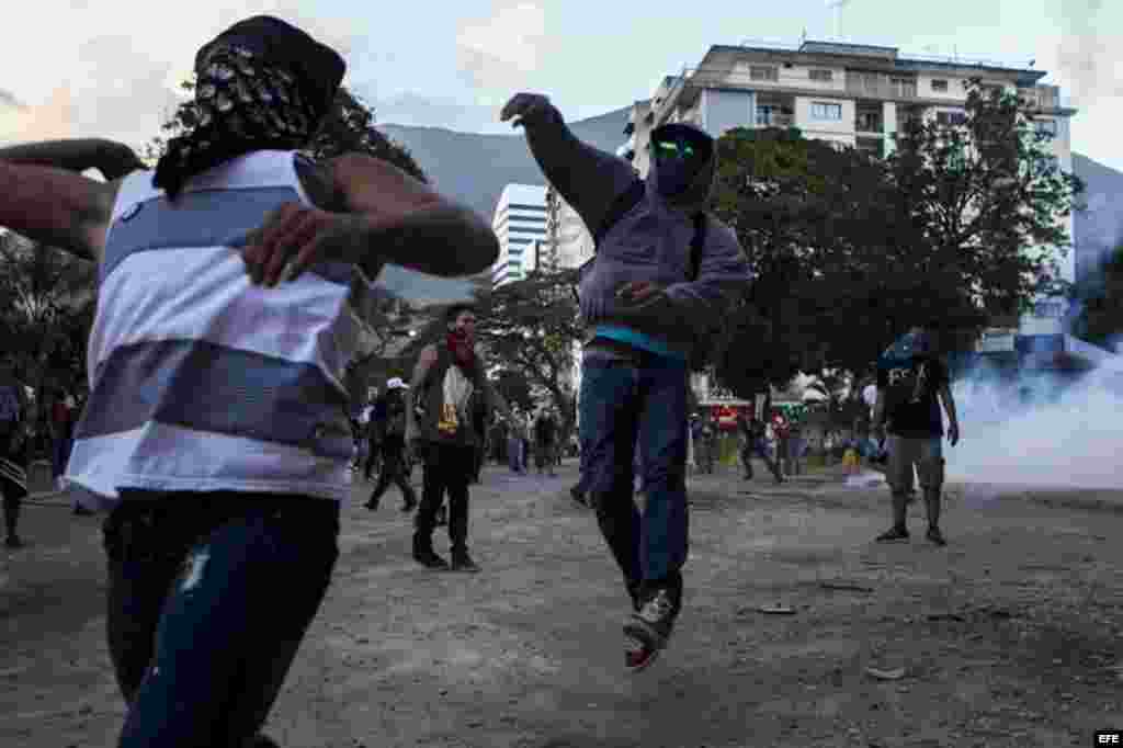 Manifestantes se enfrentan a miembros de la Policía Nacional Bolivariana