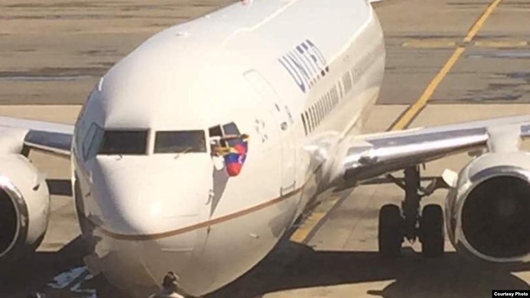 Avión de United antes de partir de Caracas este 30 de junio 2017