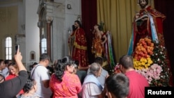 Feligreses reunidos en iglesia de Nicaragua. (RUETERS)