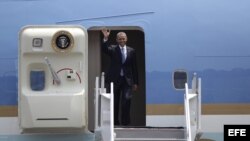 El presidente de Estados Unidos, Barack Obama, saluda hoy, jueves 2 de mayo de 2013, a su llegada a Ciudad de México (México)