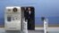 El presidente de Estados Unidos, Barack Obama, saluda hoy, jueves 2 de mayo de 2013, a su llegada a Ciudad de México (México)