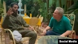 Embajador Mike Hammer se reúne con expreso político cubano Andy García Lorenzo. Foto: Facebook de Andy García Lorenzo 
