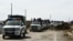 Agentes de la policía antidisturbios se encuentran en la carretera La Paz-Oruro para levantar un bloqueo en Mazo Cruz, en el departamento de La Paz (Bolivia), el 20 de junio de 2026, después de que el presidente boliviano, Rodrigo Paz, declarara el estado de emergencia.
