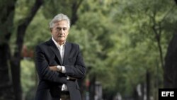 El historiador británico Antony Beevor posa tras hablar con Efe de "La Segunda Guerra Mundial", una vasta obra en la que cuenta con detenimiento detalles humanos e inhumanos de un conflicto en el que los japoneses practicaron canibalismo con sus prisioner