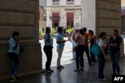 Trabajadores evacúan un edificio tras el temblor provocado por un terremoto en La Habana, el 8 de junio de 2026.