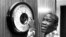 Foto en blanco y negro, del campeón de boxeo, Emile Griffith, a los 38 años, en Hamburgo (Alemania). 