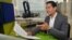 El periodista y escritor cubano Ismael Cala habla durante una entrevista con Efe en Miami, Florida (EE.UU.). Cala, una de las estrellas de CNN en Español, no le han contado cuán duro es el éxodo, lo ha vivido en carne propia.