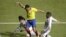 El centrocampista ecuatoriano Jefferson Montero (c) lucha un balón con los mexicanos defensa mexicano Gerardo Flores (i).