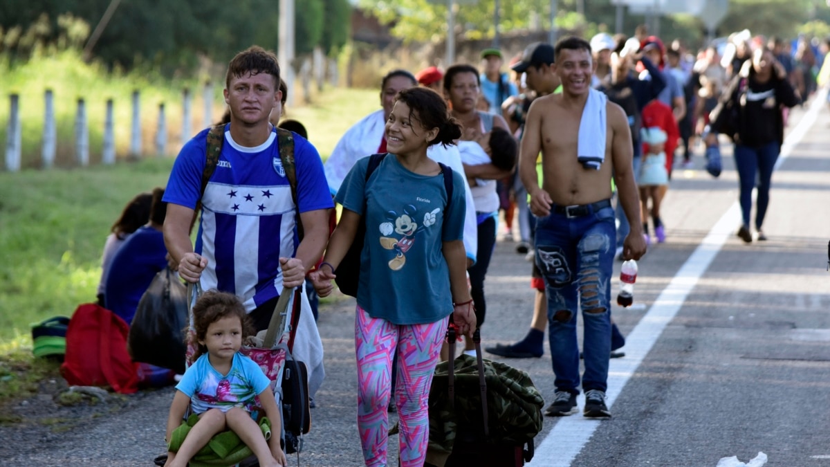 Caravana de inmigrantes avanza en dif ciles condiciones con la