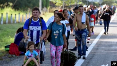 Caravana de inmigrantes avanza en dif ciles condiciones con la