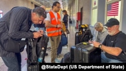El Departamento de Estado de EEUU continúa ayudando a los ciudadanos estadounidenses que desean abandonar el Medio Oriente.