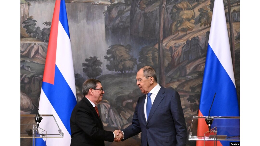 El Ministro de Asuntos Exteriores de Rusia, Sergei Lavrov, saluda al canciller cubano Bruno Rodríguez, durante una conferencia de prensa conjunta tras sus conversaciones en Moscú, Rusia, el 12 de junio de 2024. Natalia Kolesnikova/Pool vía REUTERS