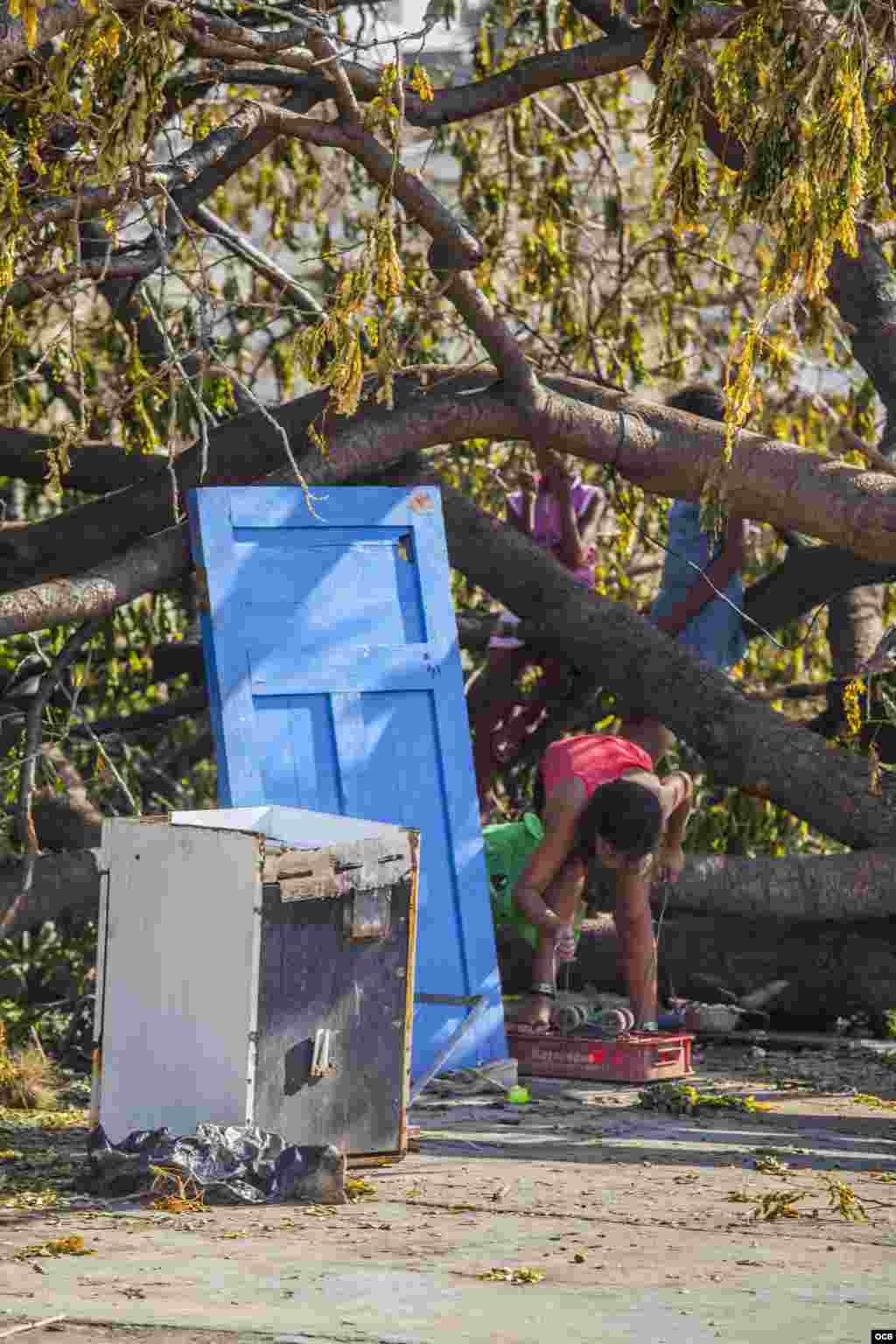  Afectados por el azote del huracán Irma en Cuba lamentaron este miércoles la falta de gestión del gobierno para hacerles llegar alimentos y agua potable, y criticaron que en medio de la tragedia los daminificados tengan que pagar por la comida en lugar de recibirla de forma gratuita. Fotos: Angélica Producciones