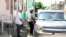 Funcionaria de EEUU visita a activista cubano en huelga de hambre