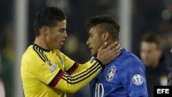El centrocampista colombiano James Rodríguez (i) y el delantero brasileño Neymar jr. al término del partido Brasil-Colombia, del Grupo C de la Copa América de Chile 2015.