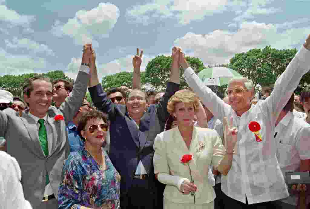 Alianza vencedora en Panam&#225; (1989) con Guillermo Endara (c), Ricardo Arias (i) y Guillermo Ford (d)