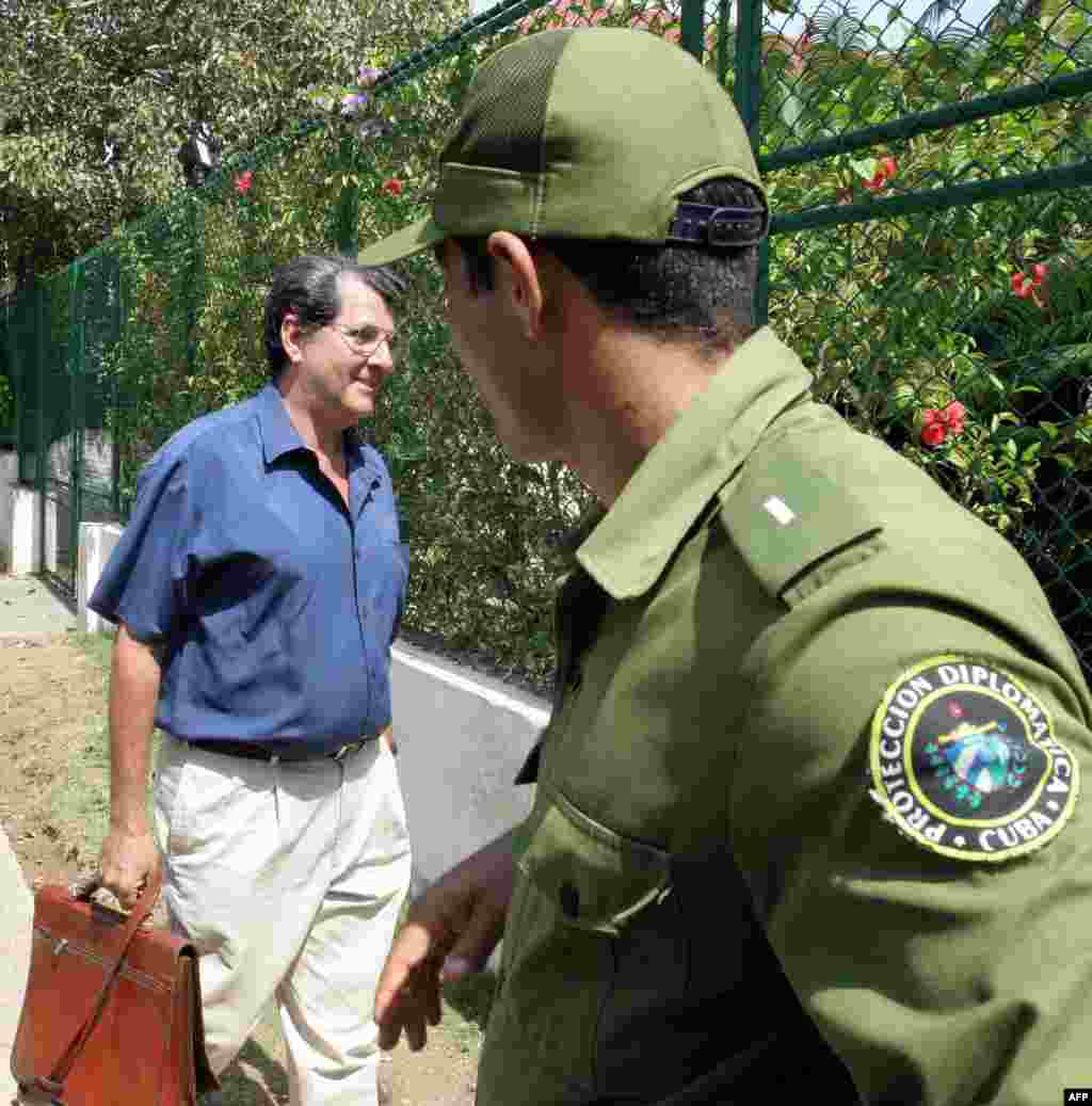 Oswaldo Paya (izq.), del Movimiento Cristiano Liberación, llega a la oficina central de la UE en La Habana para una reunión con el comisario de desarrollo y cooperación de la UE Louis Michel, el 26 de marzo de 2005.