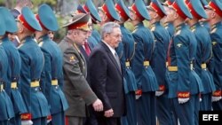 Raúl Castro en un desfile militar durante una ceremonia de homenaje en la Tumba del Soldado Desconocido cerca de los muros del Kremlin en Moscú, Rusia.