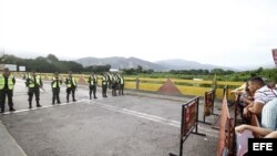 Algunas personas intentan cruzar hacia Venezuela desde Colombia el 13 de diciembre de 2016, en el Puente Simón Bolívar de la fronteriza ciudad de Cúcuta (Colombia). 