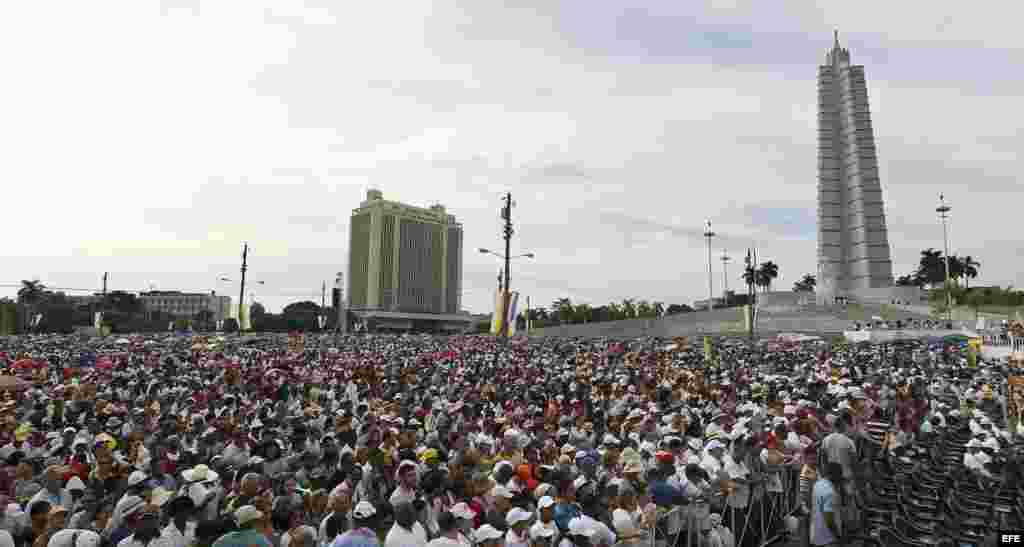 Miles de personas asisten a la misa que oficia el Papa Francisco en la Plaza de la Revolución de La Habana (Cuba).