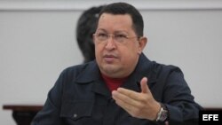 Hugo Chávez tiene dos adversarios de cara a los comicios, el candidato opositor y su enfermedad.