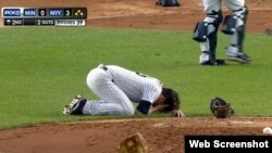 Bryan Mitchell, golpeado en el rostro por una pelota.
